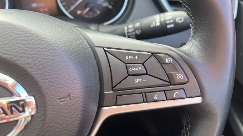 Nissan Qashqai 1.3 DiG-T N-Connecta 5dr [Glass Roof Pack] Petrol Hatchback